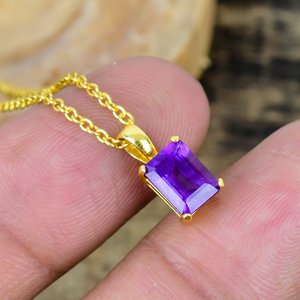 สร้อยคอประดับพลอยอเมทิสต์สีม่วงธรรมชาติทรงหมอน ประดับด้วยทอง 18k ชุบไมครอนบนเงินแท้ 925 - Product Image 1