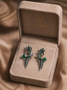 ELVORA GEMS ต่างหูห่วงลายพืชสไตล์วินเทจโรแมนติก คริสตัลสีเขียว ประดับด้วยพลอยเทียม ชุบเงินโบราณ ตัวเรือนโลหะผสมแบบกรงเล็บ - Product Image 5