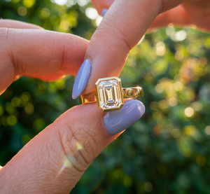 Bague de fiançailles solitaire en or jaune 14 carats avec diamant taille émeraude 3 carats serti clos, bijou classique pour femme, personnalisable, certifié IGI - Product Image 5