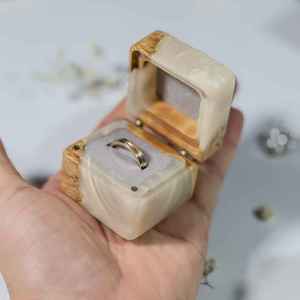 Boîte à bague artisanale de luxe Orion en résine et bois, style européen. Porte-photographie de fiançailles mignon, design floral, durable - Product Image 1