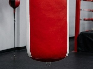 Sac de boxe d'entraînement en cuir PU rouge K4 avec remplissage de sable pour usage en salle de sport pour adultes - Product Image 2