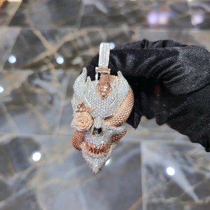 Colgante de Calavera de Plata 925 con Moissanita, Chapado en Oro, Microincrustaciones, Corte Brillante Redondo, Joyería Hip Hop - Product Image 1
