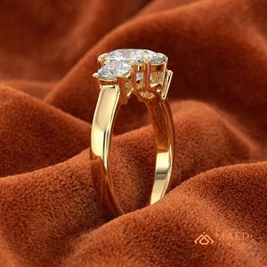 Bague de fiançailles pour femme en moissanite à trois pierres de taille ovale, plaqué or sur base argentée, sertie à griffes, bijoux de luxe style New York - Product Image 2