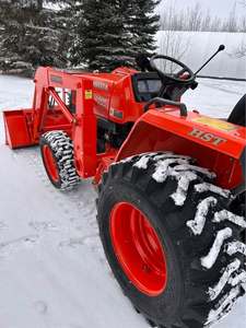 รถแทรกเตอร์อเนกประสงค์ Kubota L3400 ประสิทธิภาพสูง พร้อมเครื่องยนต์ดีเซลทรงพลัง โครงสร้างแข็งแกร่ง ระบบขับเคลื่อน 4 ล้อ ประสิทธิภาพการใช้งานยอดเยี่ยม - Product Image 4