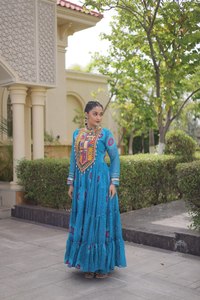 Vestido Maxi Étnico de Lujo en Faux Georgette con Estampado Bandhani, Artesanía Kutchi y Falda de 12 Metros para Exportación al por Mayor - Product Image 6