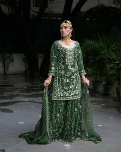 Collection Tennecy en FOX GOARGATE Ensemble haut et dupatta à broderie lourde et travail de sequins, infroissable, réversible, prêt-à-porter pour mariage - Product Image 2