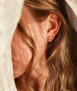 Pendientes Pequeños Minimalistas de Luna con Cierre a Presión, Solitarios, para Uso Diario, Delicados, Únicos, Personalizados, Fabricados en Oro Sólido de 14K - Product Image 4
