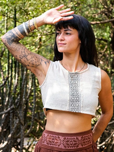 Top corto de algodón Khadi hecho a mano con borde estampado, blusa artesanal cómoda de cuello redondo sin mangas para verano - Product Image 4