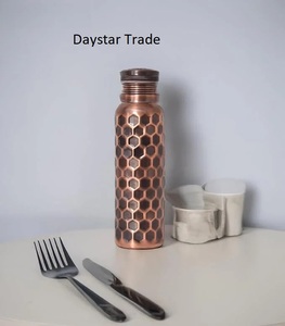 Botella de Agua Daystar de Cobre con Diseño Martillado, Portátil, con Asa de Viaje, Clásica, Ergonómica, 34 oz, para Oficina, Tapa Libre de BPA, Mantiene las Bebidas Frías/Calientes - Product Image 1