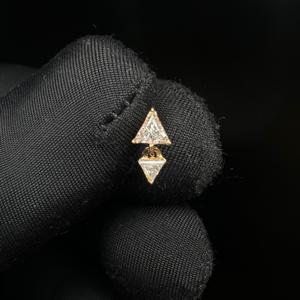 Élégantes boucles d'oreilles pendantes en diamant de laboratoire triangulaire invisible, en or 14 carats, avec design à clou fileté pour cartilage. - Product Image 3