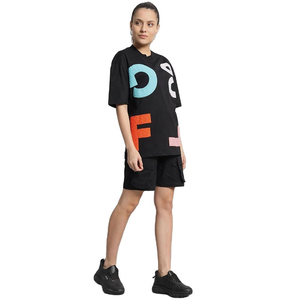 Ensemble deux pièces graphique pour femme : T-shirt noir coupe classique et short cargo imprimé abstrait coloré – Style décontracté streetwear en molleton de coton/bambou - Product Image 2