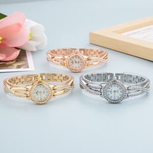 Reloj de Lujo NW1466 con Diseño de Marca, Oro K, Diamantes y Cristales, con Brazalete - Product Image 1