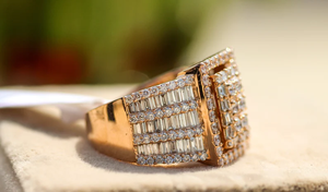 Bague de cocktail géométrique plaquée or 10K avec diamant taille émeraude serti en canal, glamour, unisexe, pour mariage et fiançailles - Product Image 2