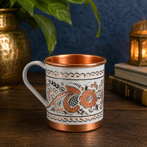 Taza de Cobre Puro Hecha a Mano con Diseño Floral de Esmalte Blanco, 350 ml, Taza Ayurvédica para Agua, Café o Té, Taza de Regalo Vintage Hecha a Mano - Product Image 4