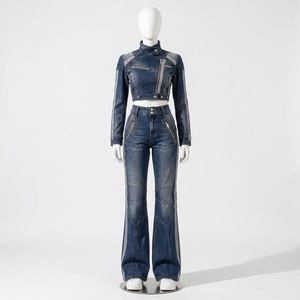 Ensemble deux pièces en jean bleu pour femme : veste courte style motard et jean rayé à jambe large – Vêtements de mode streetwear personnalisés en gros - Product Image 3