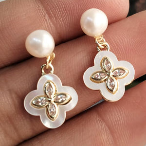 Boucle d'oreille en perle d'eau douce avec base en nacre en forme de trèfle (base à clou avec élément suspendu) - Product Image 1