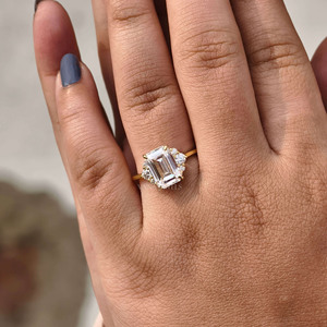 แหวนหมั้นทองคำสีเหลือง14K 3.54โมอิสซาไนต์ตัดมรกต tcw พร้อมคลัสเตอร์ตัดด้านข้างและการตั้งค่ารัศมีที่ซ่อนไว้สำหรับเป็นของขวัญ - Product Image 5