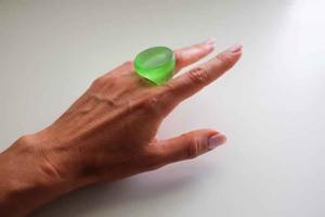 Bagues en résine faites à la main par des artisans – Bijoux tendance pour femmes, parfaits pour les occasions décontractées, la plage et les soirées – Commandes en gros - Product Image 6