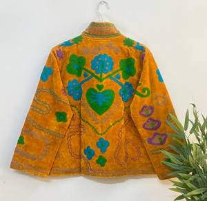 Veste en velours brodée Suzani couleur moutarde |   Manteau d'hiver floral de style indien fait main |   Vêtements d'extérieur ethniques de luxe. - Product Image 4