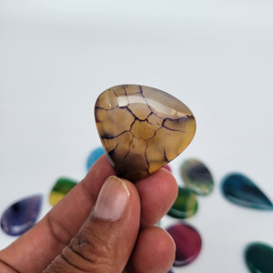 Pendentif en Agate Veine de Dragon, motif craquelé, pierre semi-précieuse colorée, poli, forme goutte d'eau, charme unique, cristal de déclaration - Product Image 2