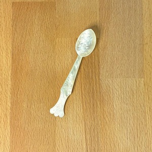 Cuillère à servir en nacre naturelle ILAHI, faite à la main, style bohème, blanche, non toxique, en plastique PE, pour fêtes, Uttar Pradesh - Product Image 1
