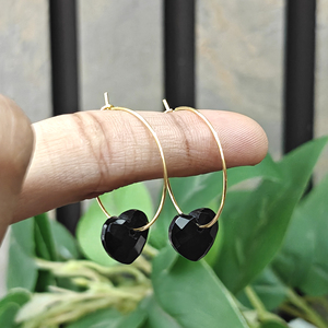 Boucles d'oreilles créoles légères plaquées or avec onyx noir taille damier, quartz fraise vert, quartz cerise et pierres précieuses en forme de cœur délicates - Product Image 5