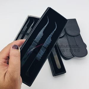 Boîte d'emballage noire RMI et pince à cils en plasma noir brillant à pointe incurvée avec poignée diamantée - Product Image 5