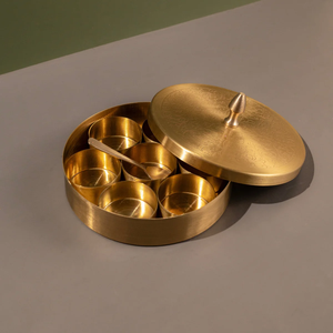 Boîte à épices en laiton personnalisée, forme ronde avec 7 compartiments, finition martelée - Product Image 3