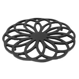 Soporte de Metal con Patas, Acabado en Latón Antiguo, Diseño Ornamental Simétrico, Protector de Vajilla para Cocina y Comedor, Estilo Vintage - Product Image 4