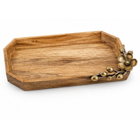 Plateau décoratif en bois artisanal avec accent floral en laiton antique, plateau de service de luxe en bois massif pour la table et la maison