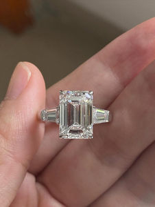 Anillo de Diamantes con Corte Esmeralda Premium y Diamantes Laterales en Oro Blanco, Elegante Anillo de Compromiso con Diamantes Esmeralda para Mujer, Joyería Fina - Product Image 4