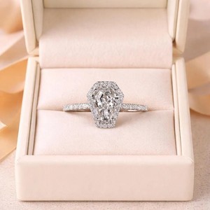 Bague de fiançailles demi-éternité en or massif 10K 14K 18K avec halo de diamants de laboratoire taille cercueil et taille rond, certifiée IGI, couleur DEF, clarté VS VVS - Product Image 4