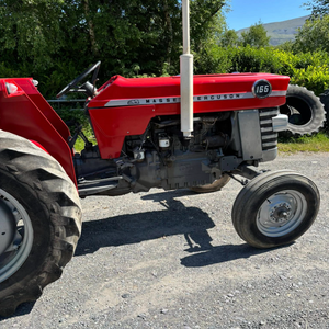 Tracteur Massey Ferguson 165 durable, équipé d'un moteur diesel de 52 CV et d'une transmission manuelle facile à contrôler pour une efficacité accrue - Product Image 2