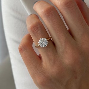 Elegante Anillo de Compromiso con Diamante Cultivado en Laboratorio de 2.5 Quilates, Corte Brillante, E VVS2, Oro Amarillo de 14K, Engaste Tulipán Bicolor, Banda Ajustada de 2MM - Product Image 1