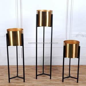 Macetero Metálico de Primera Calidad con Soporte para Decoración de Interiores en Hogares Contemporáneos - Product Image 5