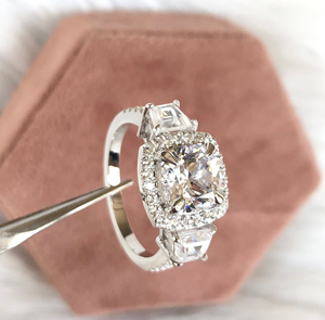 Bague de fiançailles en or blanc 10K massif avec moissanite taille coussin, halo solitaire et pierres latérales taille trapèze - Product Image 5