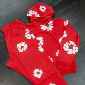 ชุดวอร์มผ้าฟลีซสีแดงแบบ unisex มีฮู้ด ระบายอากาศได้ดี พร้อมเสื้อแขนยาวสีพื้น กางเกงขายาวมีเชือกผูก เหมาะสำหรับใส่ลำลองในฤดูหนาว ผลิตจากผ้าฝ้าย 100% - Product Image 4