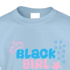 เสื้อยืดปักลายสาวมหัศจรรย์สีน้ำเงินอ่อนสำหรับผู้หญิง พร้อมลายมงกุฎและดาวสีชมพูฟ้า ตัวอักษรสีชมพูฟ้า แขนสั้น คอกลม - Product Image 2