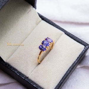 Vente en gros d'anneaux minimalistes à trois pierres en or jaune 14 carats avec tanzanite ovale naturelle, bijoux Memoria - Product Image 5