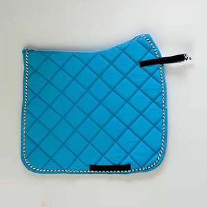 Tapis de selle pour cheval de style anglais, de qualité supérieure, durables, au design optimal, légers, en satin, pour l'équitation en extérieur - Product Image 6