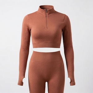 Ensemble 2 pièces de yoga pour femme : Crop top marron sans couture texturé à quart de zip et manches longues avec passe-pouces, et leggings taille haute - Product Image 1