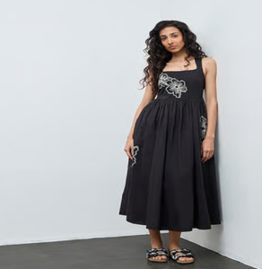 Elegante vestido de algodón negro con cuello cuadrado y hermosos detalles de bordado floral blanco. Disponible a precios de mayorista. - Product Image 1