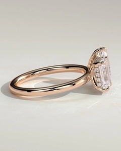 Bague de fiançailles Orinora émeraude et poire avec halo caché Toi et Moi, diamant de laboratoire certifié IGI - Product Image 4