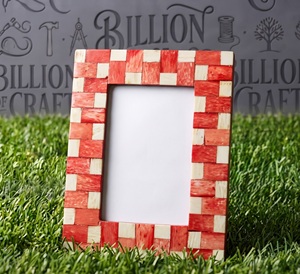 Marco de Fotos de Hueso a Cuadros Rojos y Blancos Hecho a Mano, Soporte Vertical Rectangular para Fotos de Sobremesa - Product Image 1
