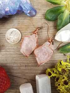Boucles d'oreilles en cristal de quartz rose brut, grandes et massives, bijoux en cuivre et quartz rose - Product Image 5