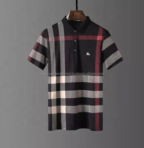 เสื้อเชิ้ตผู้ชายลายสก็อตสีน้ำเงิน แต่งโลโก้ด้านหน้า ดีไซน์โอเวอร์ไซส์ แขนสั้น คอกลม หรูหรา สวมใส่สบาย ระบายอากาศได้ดี ทรงปกติ น้ำหนัก 320 กรัม - Product Image 1