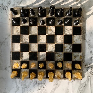 Jeu d'échecs en résine fait main de qualité supérieure, pièces noires et translucides, plateau de jeu luxueux, décoration artistique pour la maison - Product Image 1