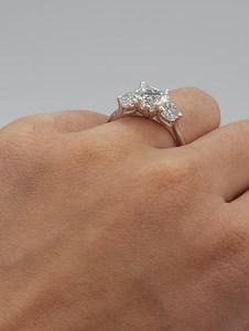 Anillo de Diamante Cultivado en Laboratorio ELVORA GEMS de 1.60 CT con Corte Corazón, Chapado en Oro de 18K |   Anillo de Compromiso de Lujo con Diamantes Blancos |   Certificado por IGI - Product Image 4