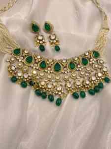 Conjunto de Collar de Perlas de Plata 925 de Primera Calidad con Piedras Verdes Esmeralda, Polki Moissanite, Acabado en Oro Antiguo, Joyería Nupcial - Product Image 2