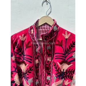 Veste en velours rose bonbon, veste brodée ouzbèke avec deux poches latérales, veste bohème chic unisexe, veste d'hiver Suzani - Product Image 4